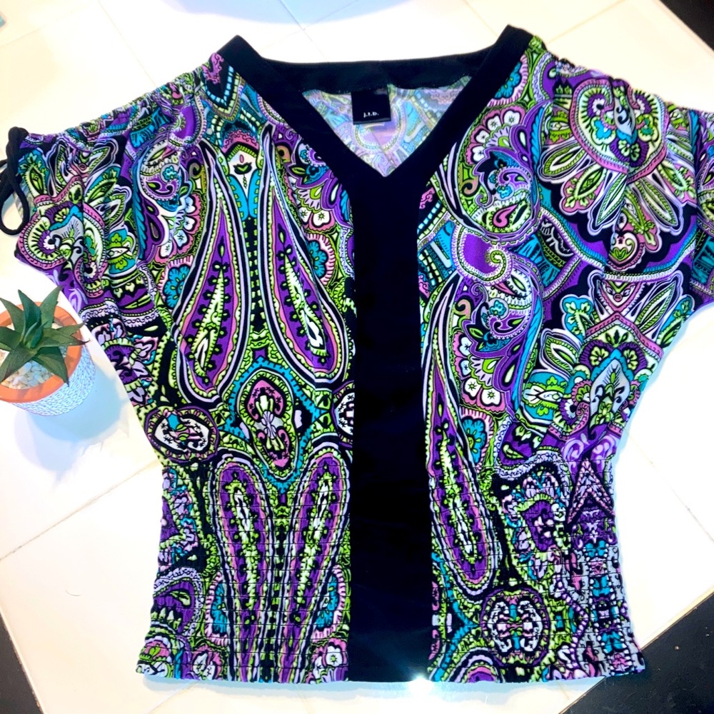 Gently used! 🍃Beautiful top by j.t.b. 🍃Sz M 🍃With adjustable ties🍃A4
